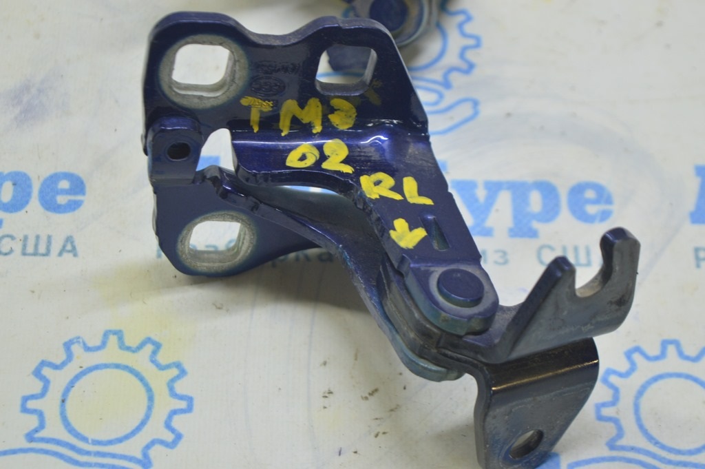 Петля двери нижняя задняя левая Tesla Model 3 18-