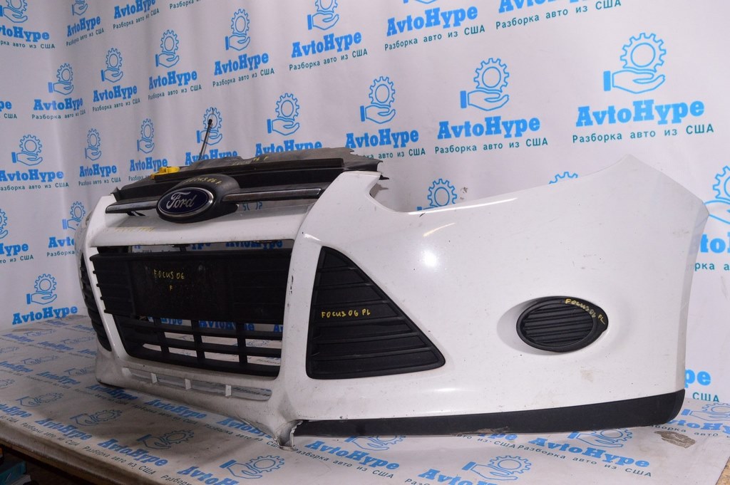 Бампер передний голый Ford Focus mk3 11-14 дорест usa (06) белый цвет YZ небольшой деф.