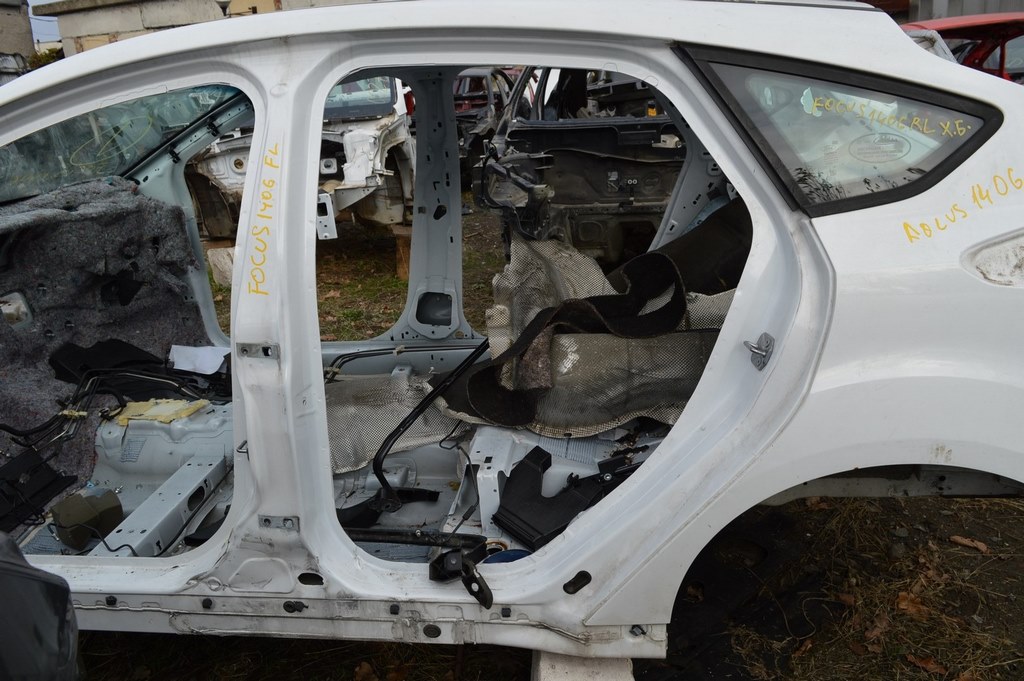 Стойка кузовная центральная левая Ford Focus mk3 11-18 (06) белый цвет YZ прижата