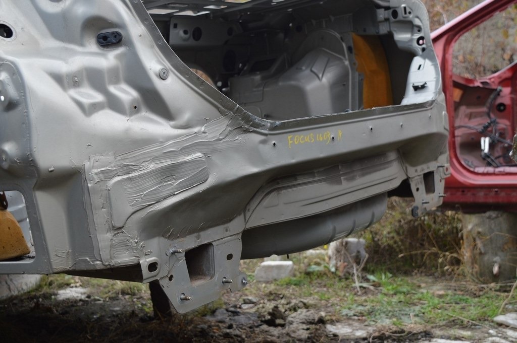 Задняя панель Ford Focus mk3 11-18 4d в сборе 2 части (03)