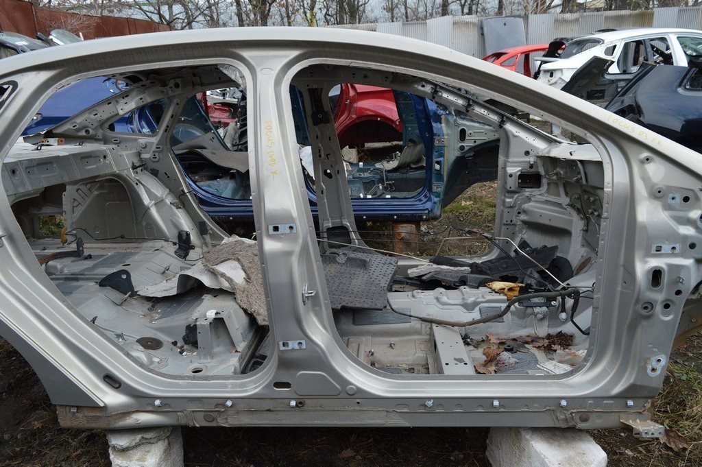 Стойка кузовная центральная правая Ford Focus mk3 11-18 (03) порог спереди до стакана