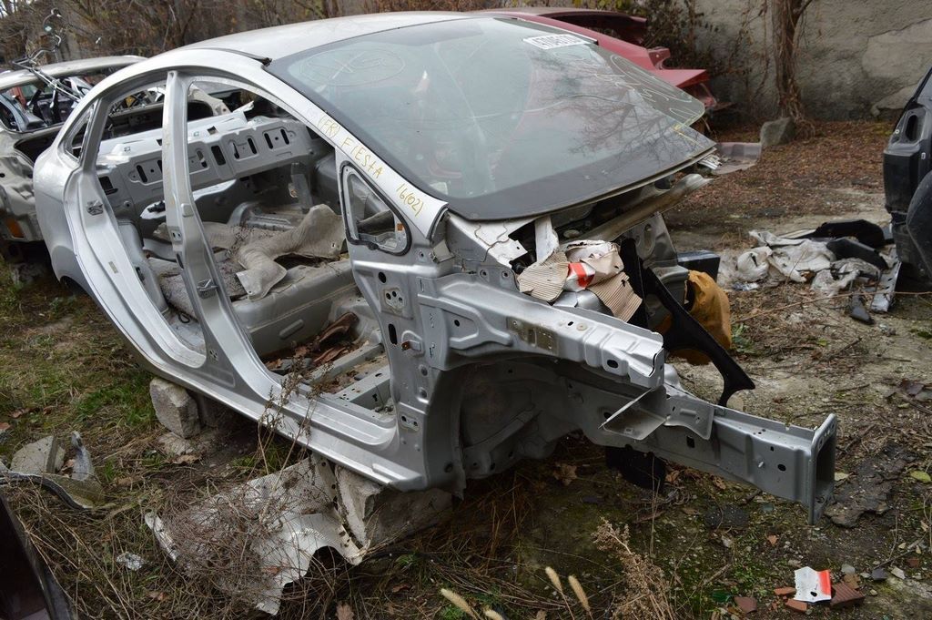 Четверть передняя правая Ford Fiesta 11-19  серебро цвет ux (02)