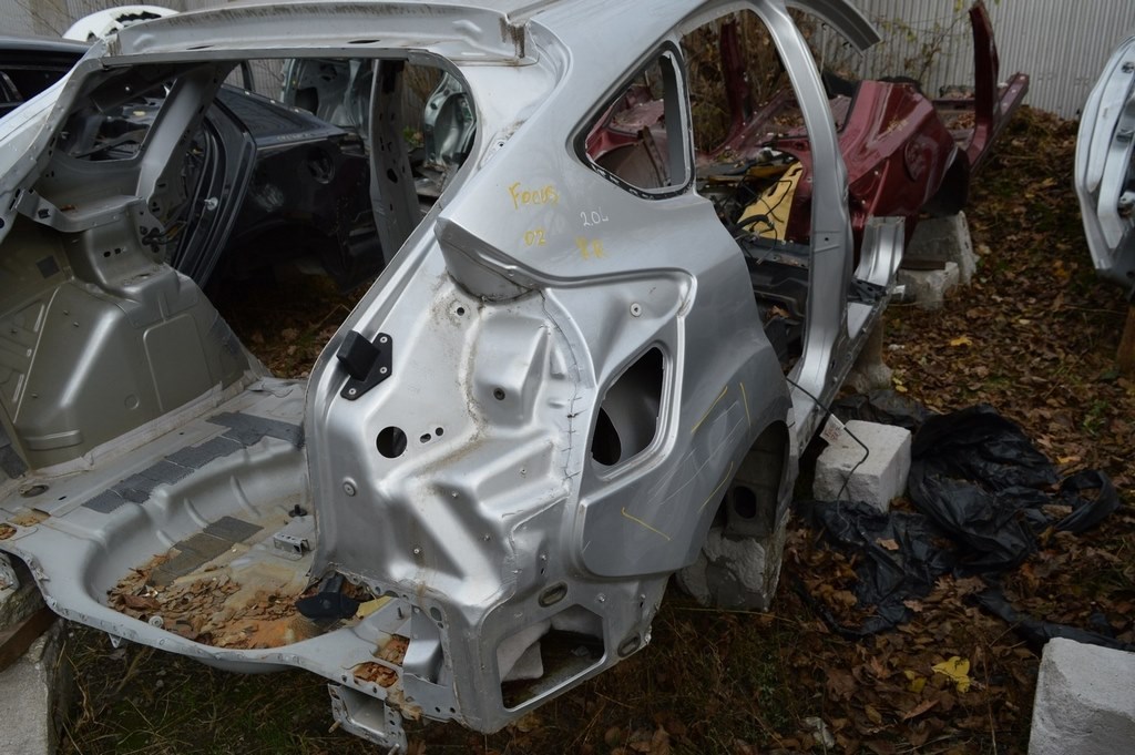 Четверть крыло задняя правая Ford Focus mk3 11-18 5d (02) серебро чуть прижата отрезана
