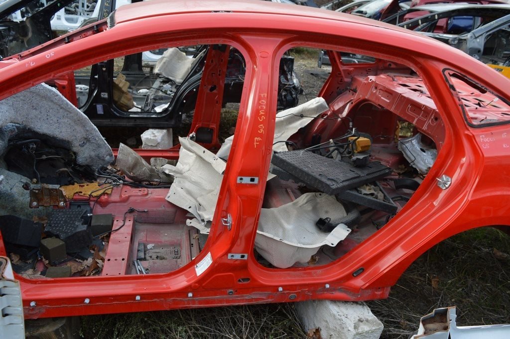 Стойка кузовная центральная левая Ford Focus mk3 11-18 (05) красная