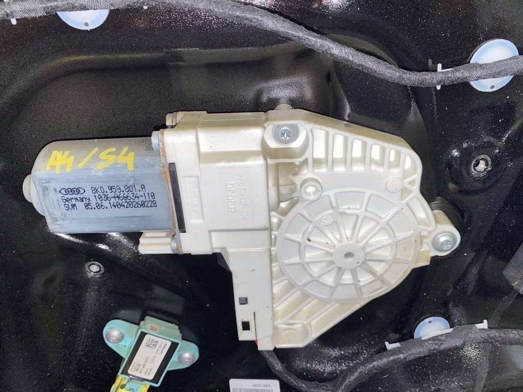 Стеклоподъемник с мотором перед лев Audi a4 b8 08-16