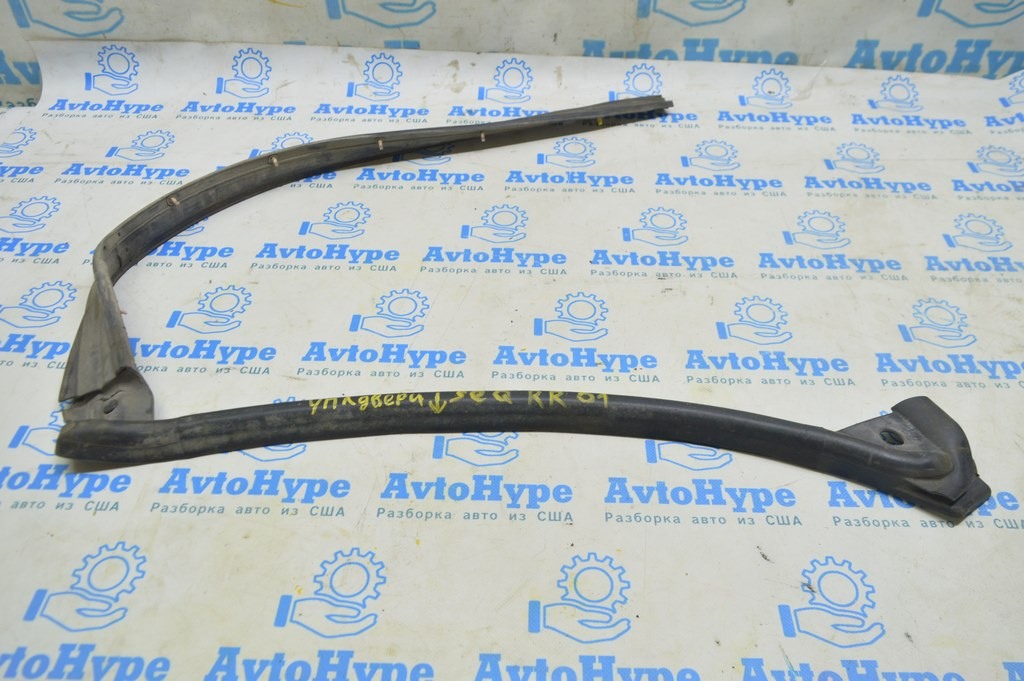 Уплотнитель двери нижний зад прав Toyota Sequoia 2008-2022