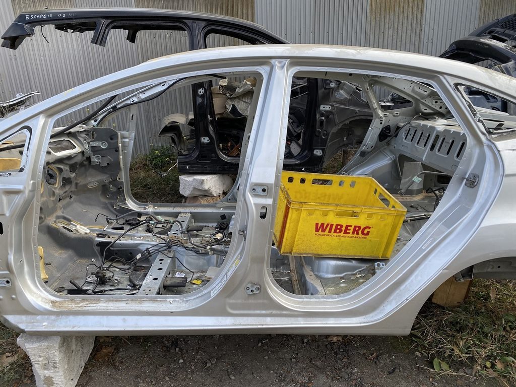 Стойка кузовная центральная левая Ford Fiesta 11-19  серебро цвет ux (03)