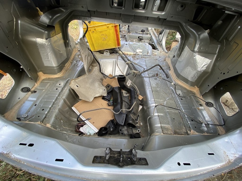 Корыто багажника Ford Fiesta 11-19 4d серебро цвет ux (03)