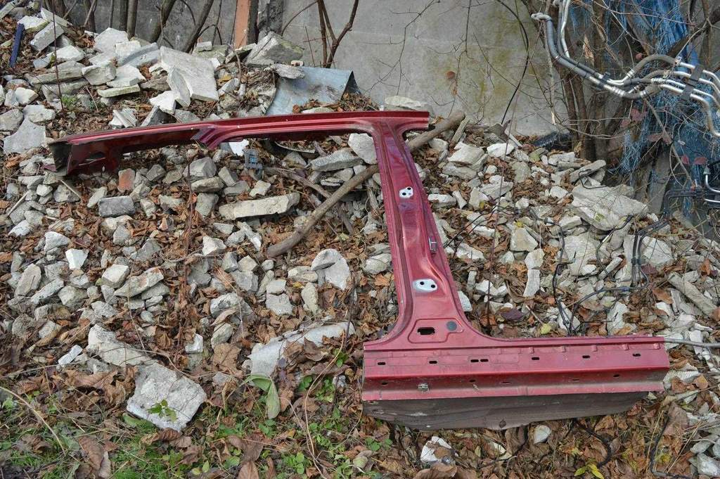 Стойка кузовная центральная правая Ford Escape MK3 13- красная с батоном