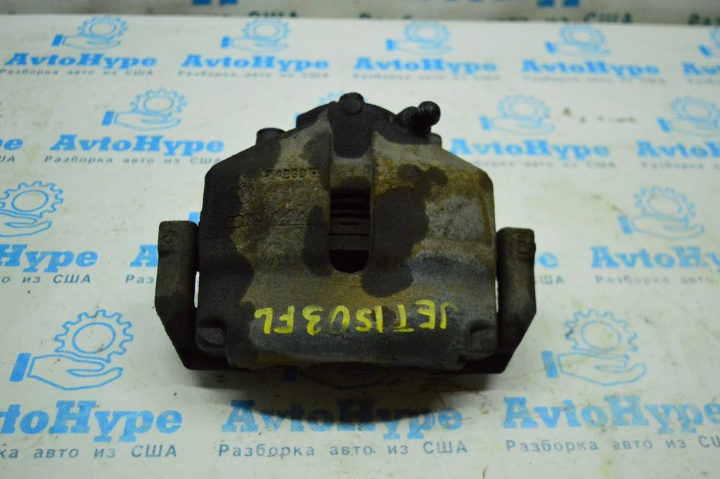 Суппорт перед лев VW Jetta 11-18 USA