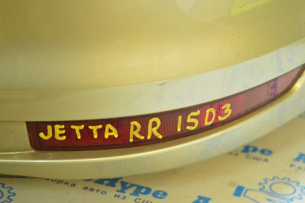 Отражатель заднего бампера прав VW Jetta 15-18 USA