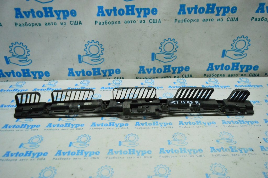 Крепление заднего бампера центр VW Jetta 15-18 USA