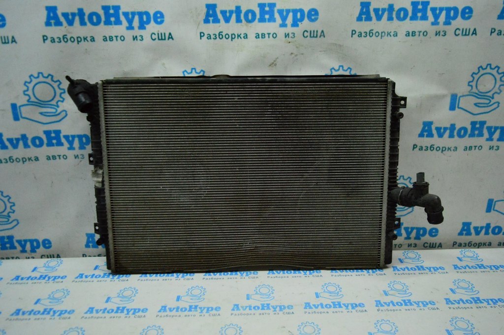 Радиатор охлаждения (вода) VW Jetta 14-18 USA 1.8T 2.0T (03) немного прижат снизу