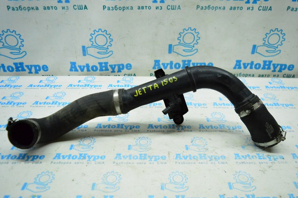 Патрубок интеркулера лев под датчик VW Jetta 11-18 USA 1.8T (03) 5C0-145-770-C
