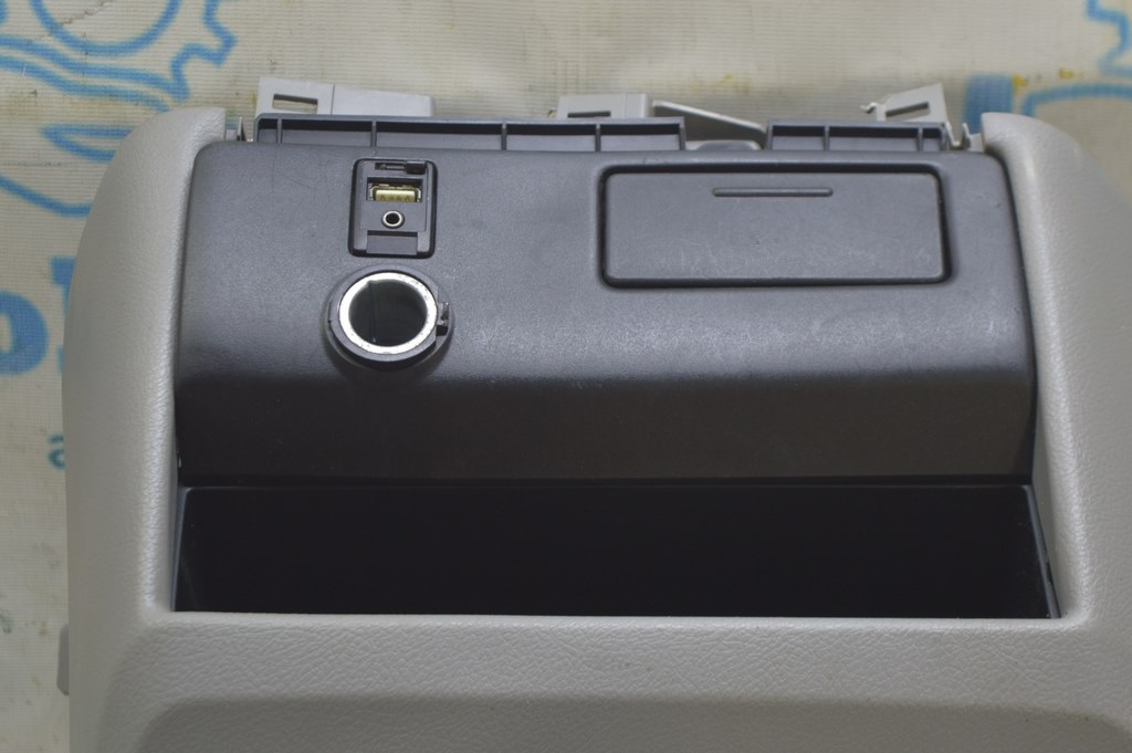 Блок USB AUX Toyota Sienna 11-20 (01) Реал М без крышки