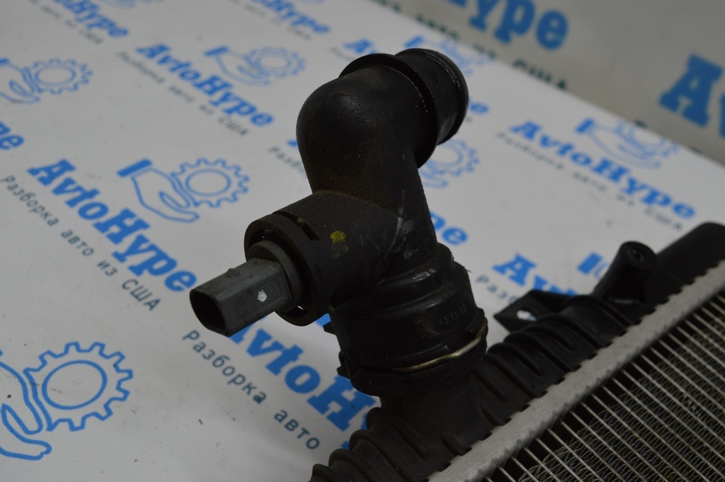 Фланец с радиатора ОЖ с датчиком VW Passat b7 USA