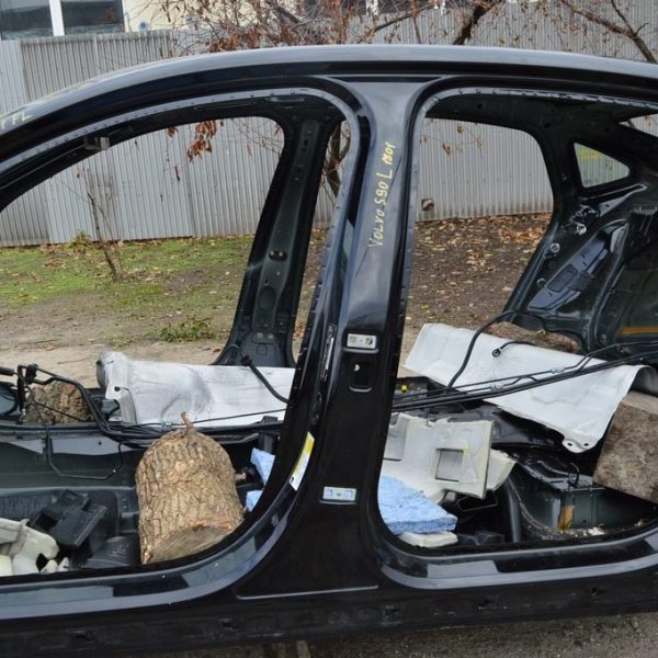 Стойка кузовная центральная левая Volvo S90 16- (01) черный цвет