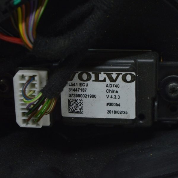 Блок управления шторкой солнцезащитной задней левой двери Volvo S90 16- (01)