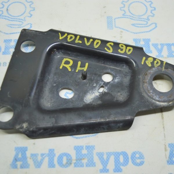 Кронштейн распорки переднего подрамника правый Volvo S90 16-