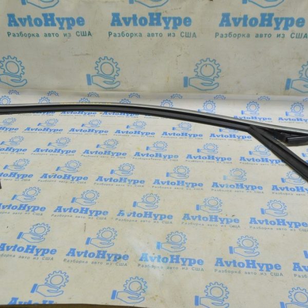 Уплотнитель стекла перед прав Volvo S90 16-