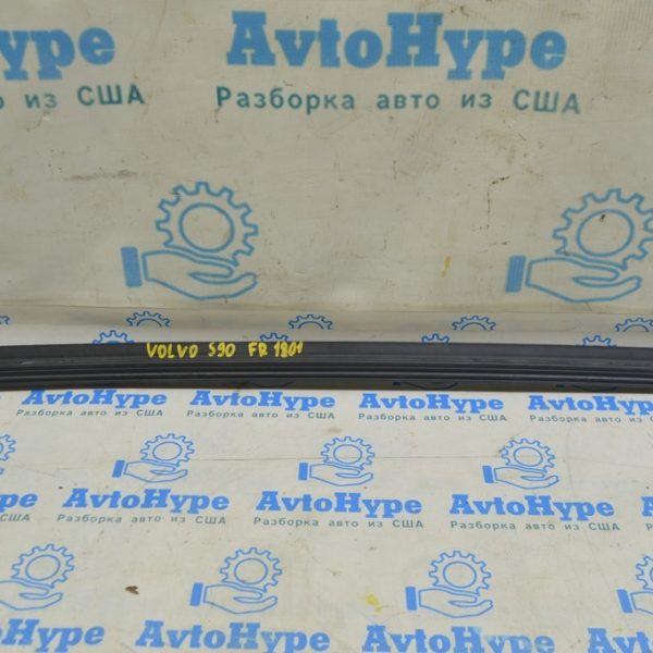 Уплотнитель стекла внутренний центральный перед прав Volvo S90 16-