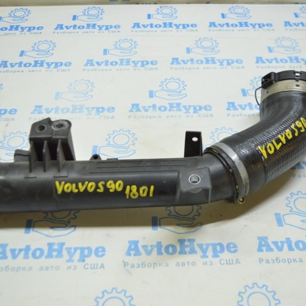 Патрубок интеркулера левый третий Volvo S90 16- XC90 16-22 T5, T6 резина (01)