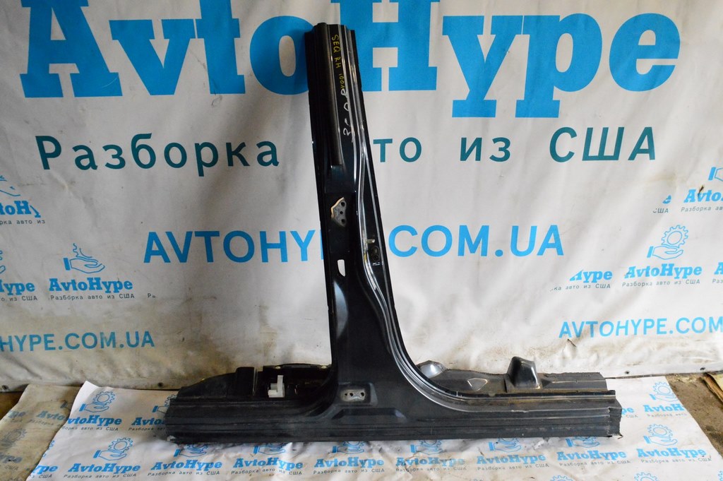 Стойка кузовная центральная правая Toyota Sequoia 2008-2022 (01)