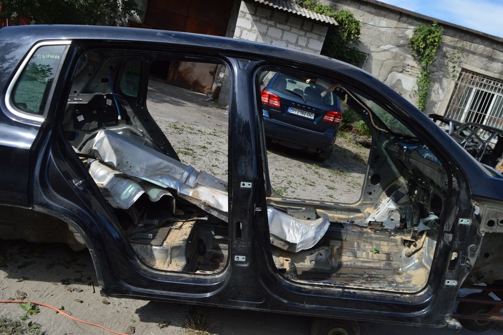 Стойка кузовная центральная правая VW Tiguan 09-17 (08) черная