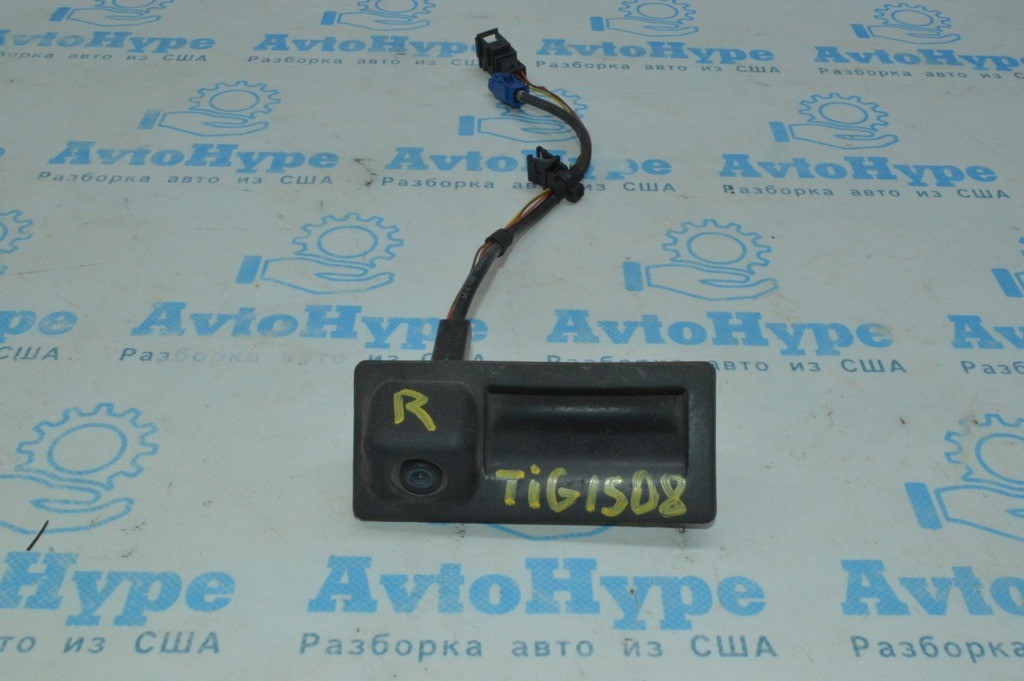 Камера заднего вида с кнопкой и ручкой открывания багажника VW Tiguan 09-17 (08)