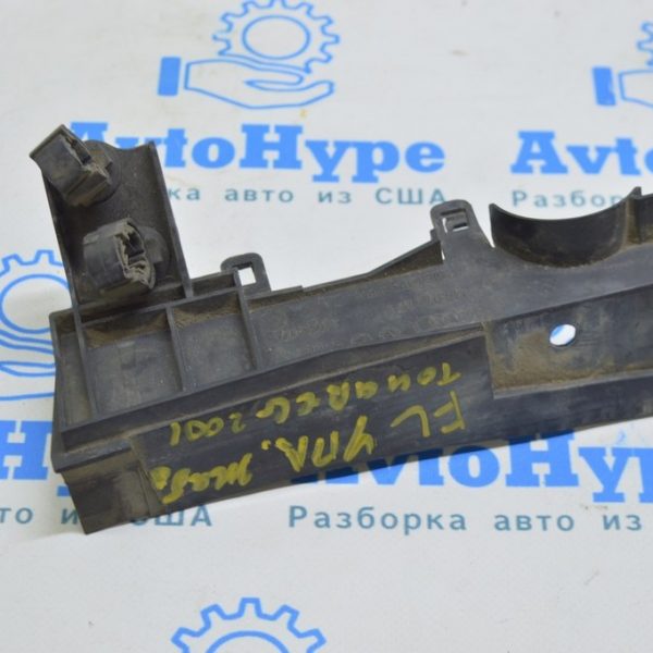 Крепленеие решетки дворников лев VW Touareg 18-