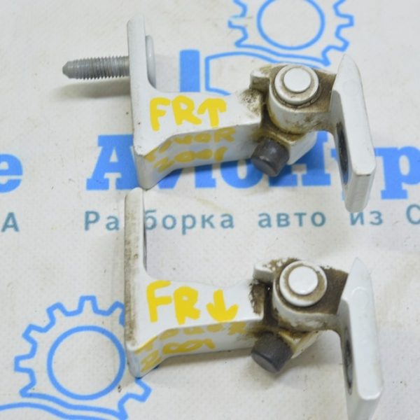 Петля двери верхняя перед прав VW Touareg 18-