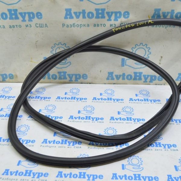 Уплотнитель дверного проема перед лев VW Touareg 18- черн