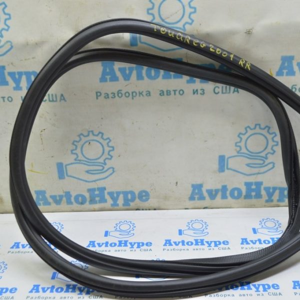 Уплотнитель дверного проема зад прав VW Touareg 18- черн