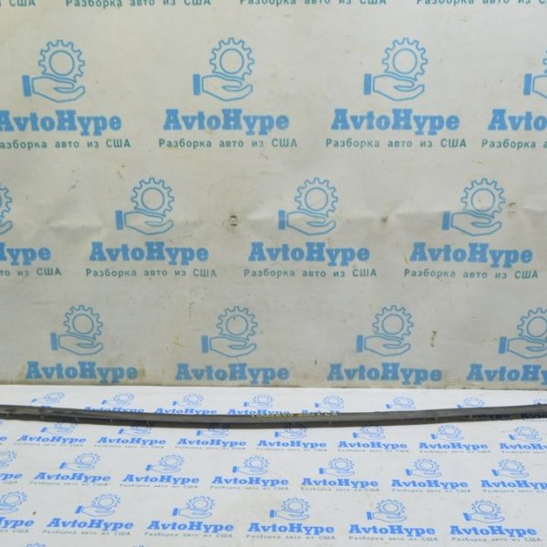 Уплотнитель дверей на пороге левый VW Touareg 18- (01) надрыв