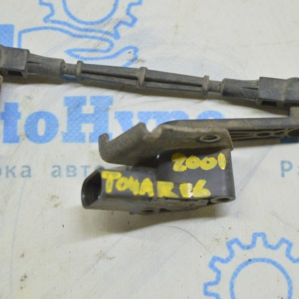 Датчик положения кузова с тяжкой задний прав VW Touareg 18- (01)