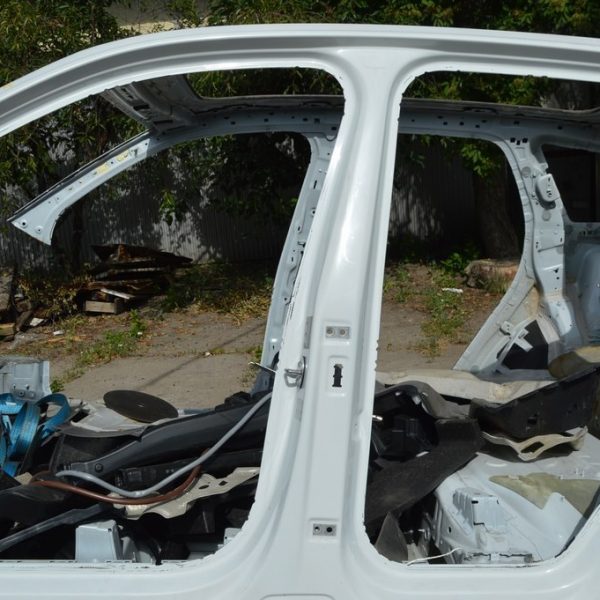 Стойка кузовная центральная левая VW Touareg 18- (01)