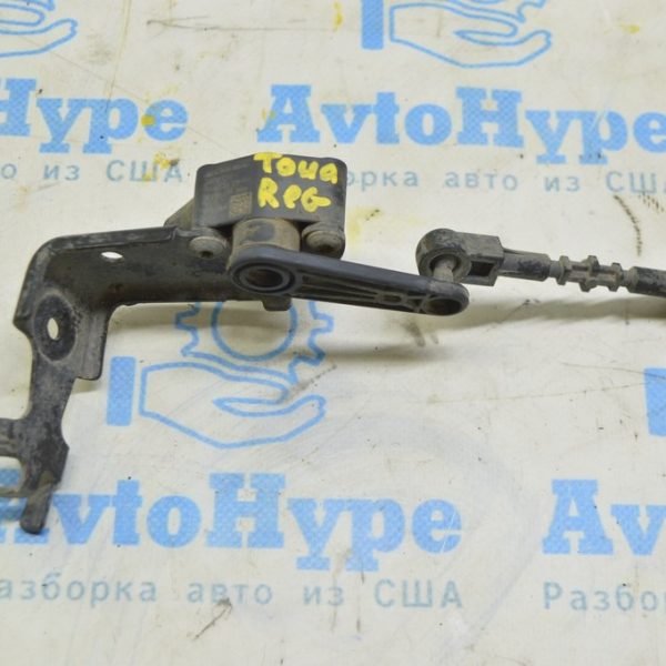 Датчик положения кузова с тяжкой перед лев VW Touareg 18- (01)