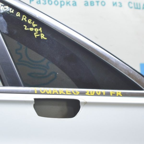 Стекло двери треугольник перед прав VW Touareg 18- зеленое