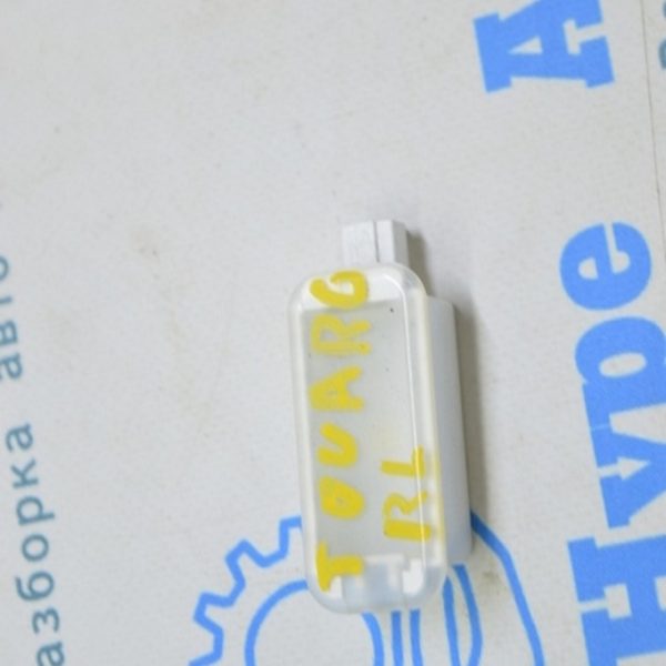 Плафон багажника зад лев VW Touareg 18- черн