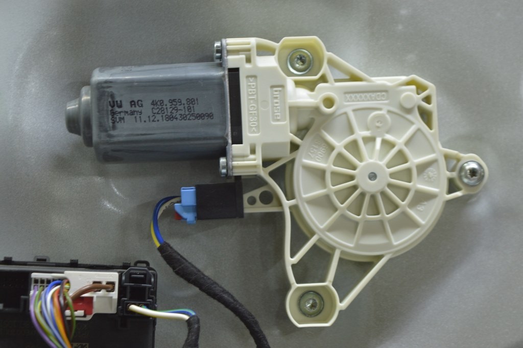 Стеклоподъемник механизм зад прав VW Touareg 18-