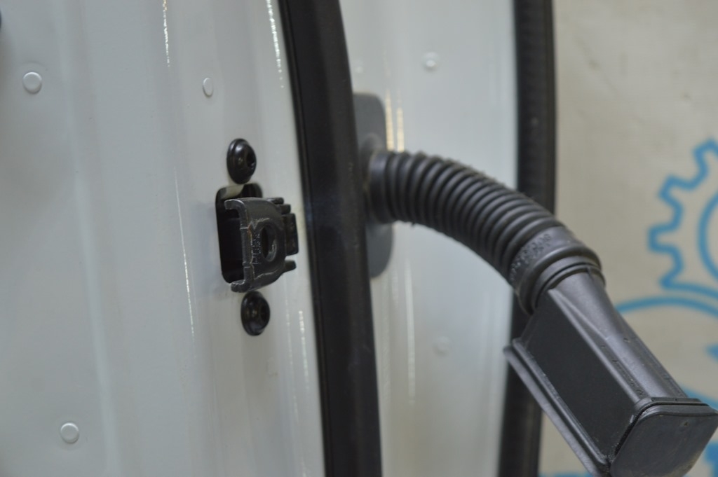 Ограничитель двери зад лев VW Touareg 18-