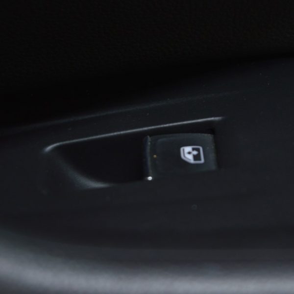 Управление стеклоподъемником перед прав VW Touareg 18- черн