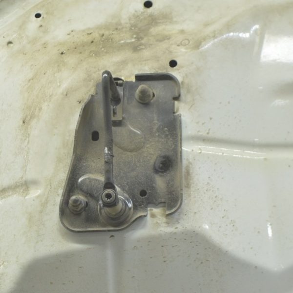 Скоба замка капота правая VW Touareg 18-