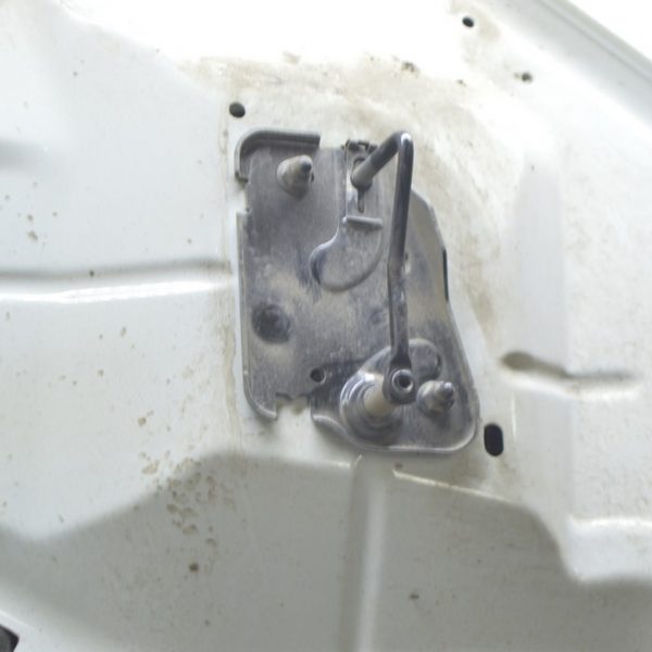 Скоба замка капота левая VW Touareg 18-