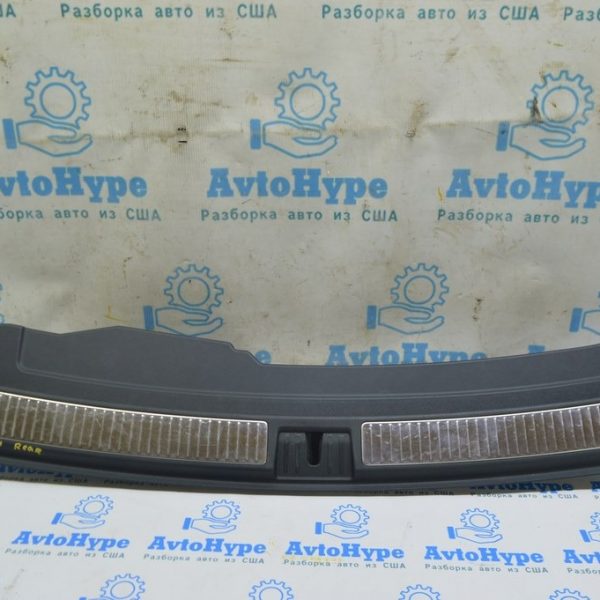 Накладка проема багажника центр VW Touareg 18- черн с хромом (01) царапины