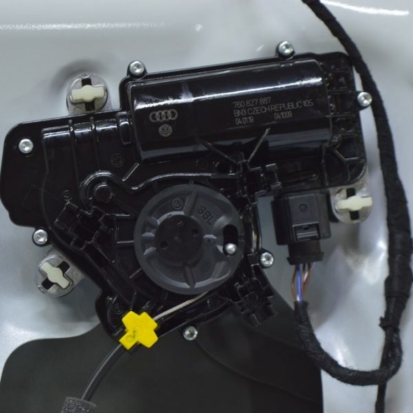 Доводчик замка двери багажника VW Touareg 18- ПРОДАЕМ КОМПЛЕКТОМ