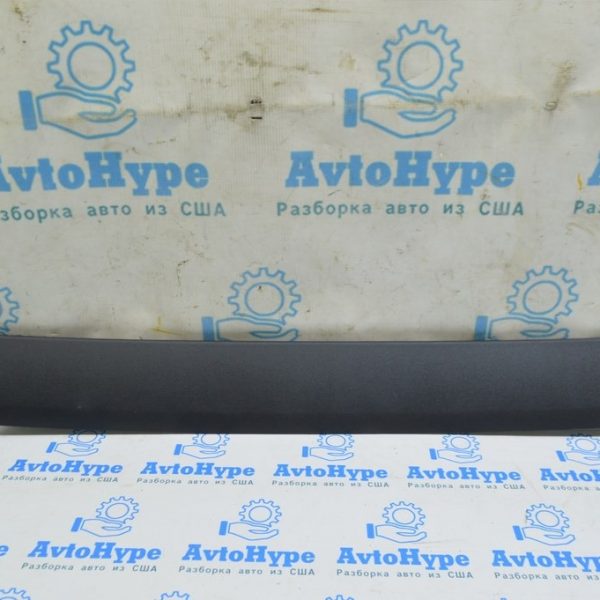 Обшивка двери багажника верх VW Touareg 18- черн