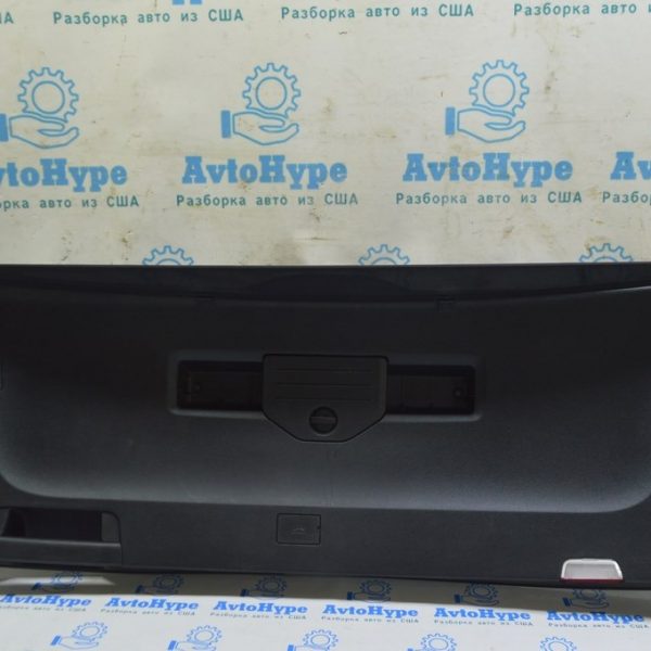 Обшивка двери багажника нижняя VW Touareg 18- черн без шторки