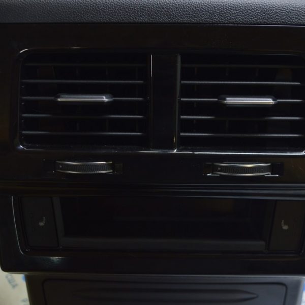 Дефлектор воздуховода центральной консоли VW Touareg 18- черн