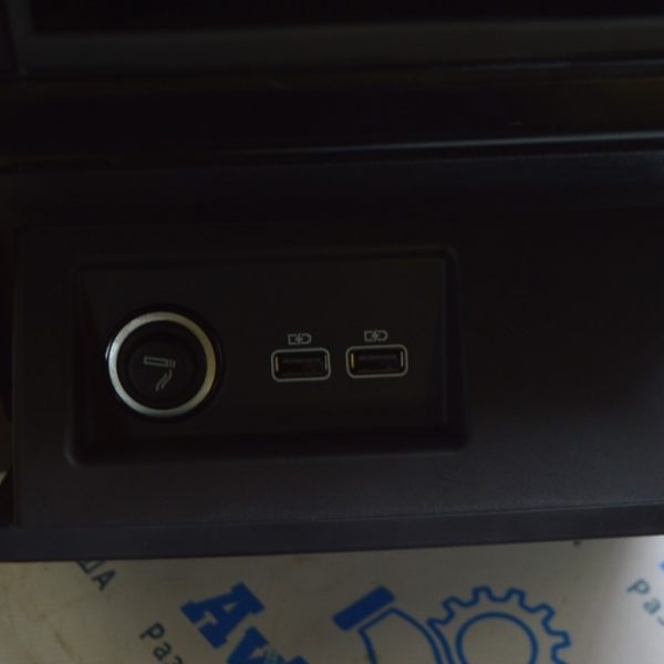 Бокс центральной консоли VW Touareg 18- черн, задний